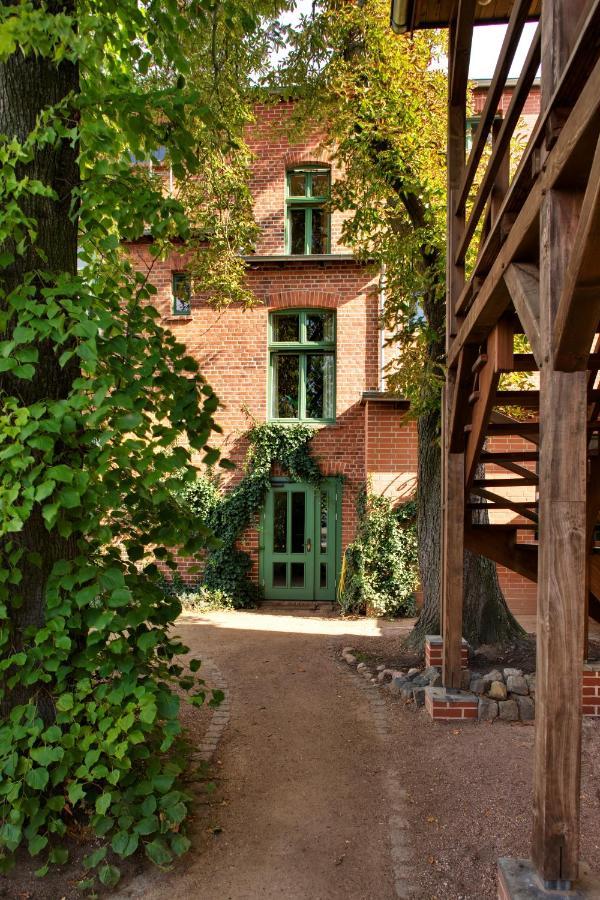 Gasthaus Und Pension "Zum Hauenden Schwein" Woerlitz Exterior photo