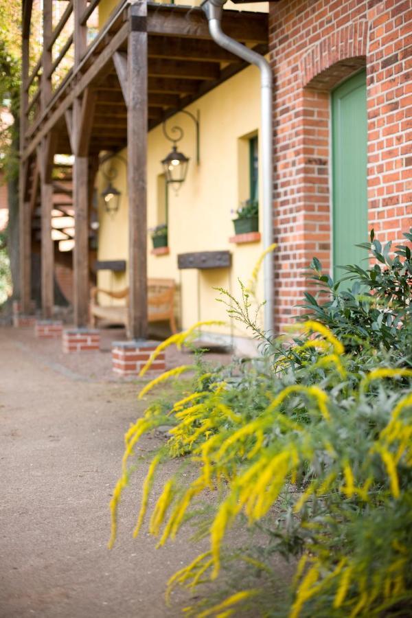 Gasthaus Und Pension "Zum Hauenden Schwein" Woerlitz Exterior photo